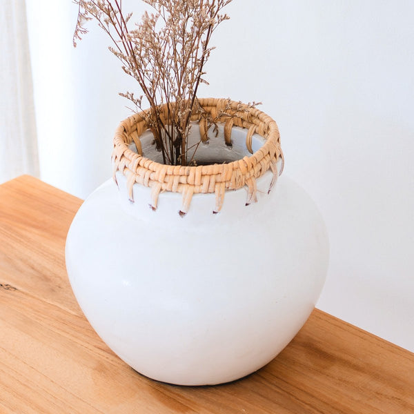 White Vase – Decorative Vase Round – Small Vase for Dried Flowers – Handmade Clay Vase – Flower Vase Made of Clay and Rattan (Ø 23 cm) TUBAN