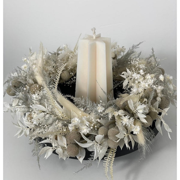 Silver festivity: dried flower Advent wreath in white and silver